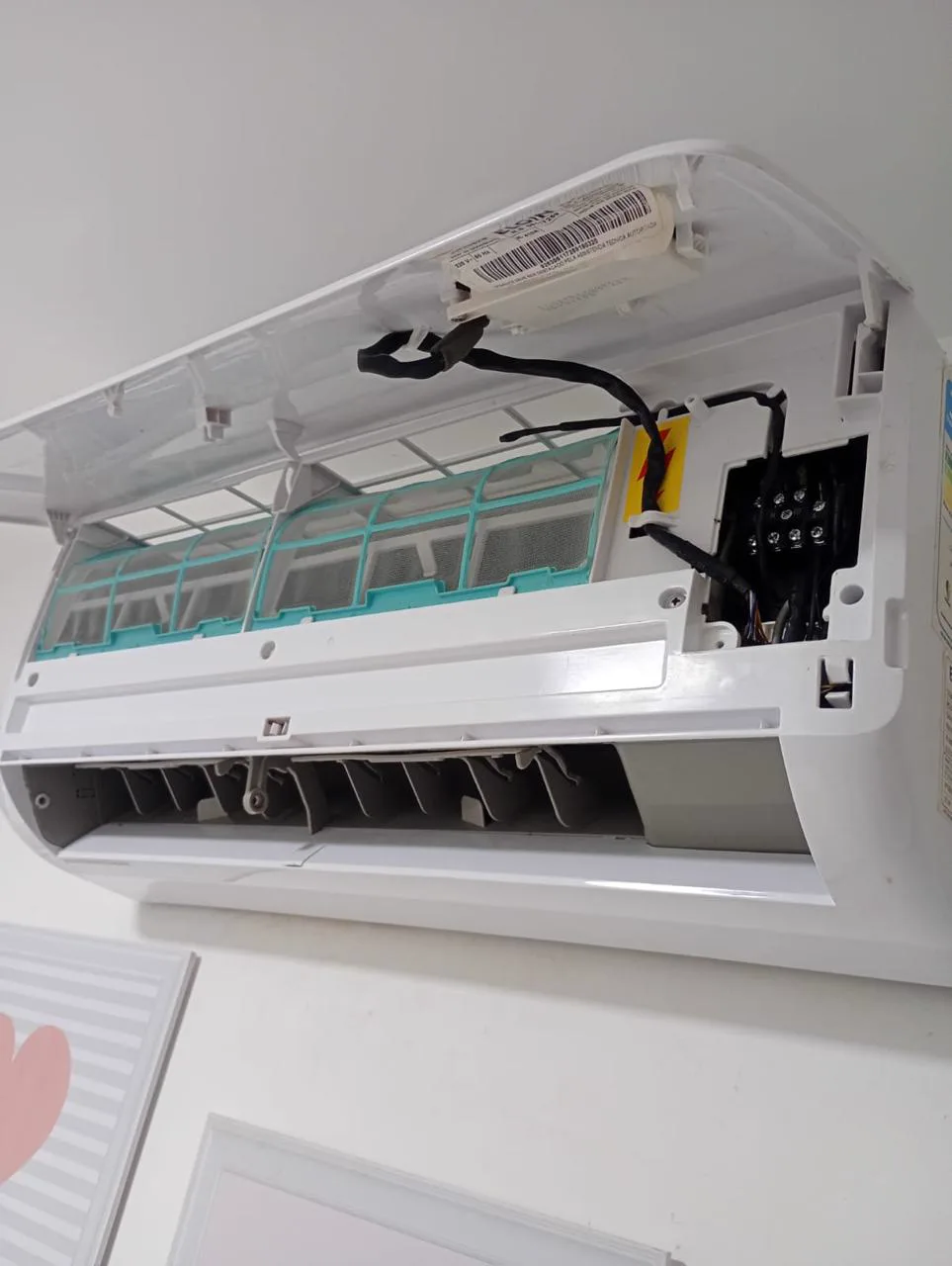 Detalhe interno de aparelho durante manutenção técnica