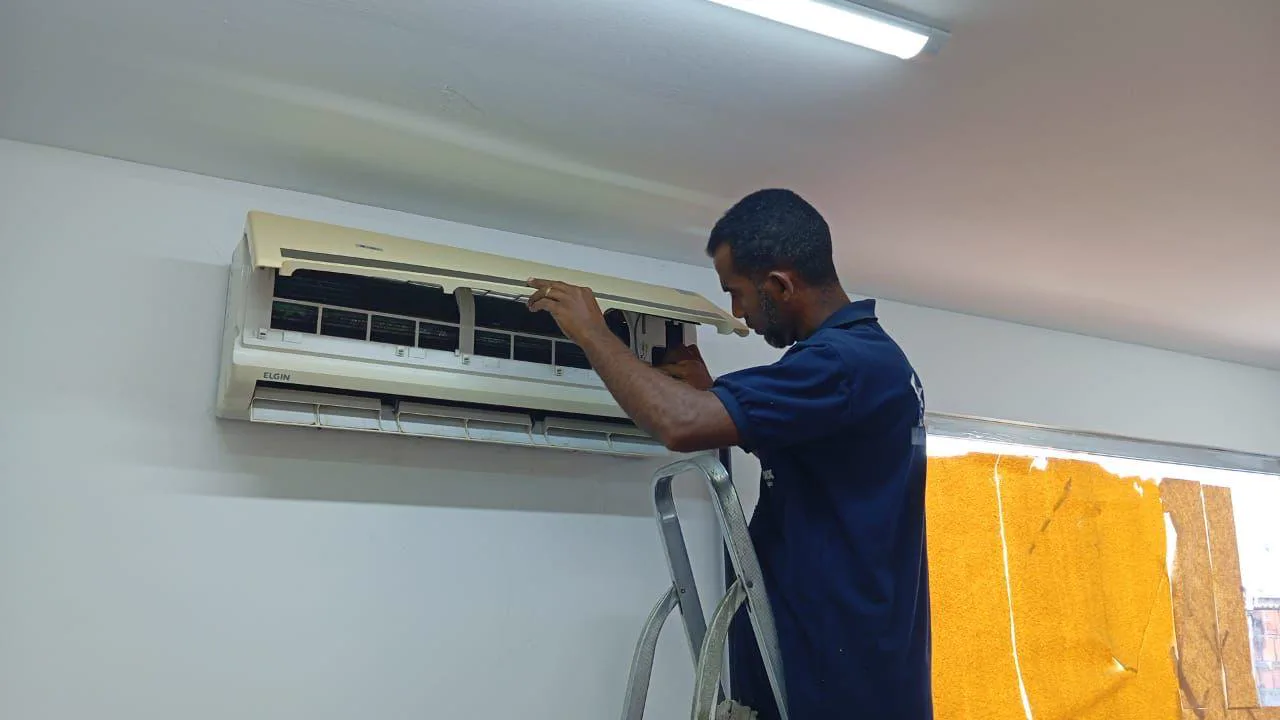 Técnico da Climex fazendo manutenção em ar-condicionado split
